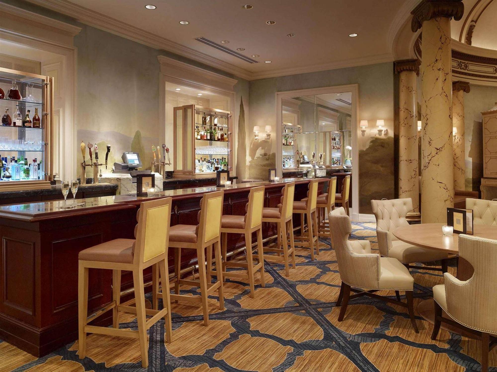 旧金山费尔蒙特酒店 外观 照片 The bar at the Four Seasons Hotel, Washington, D.C.