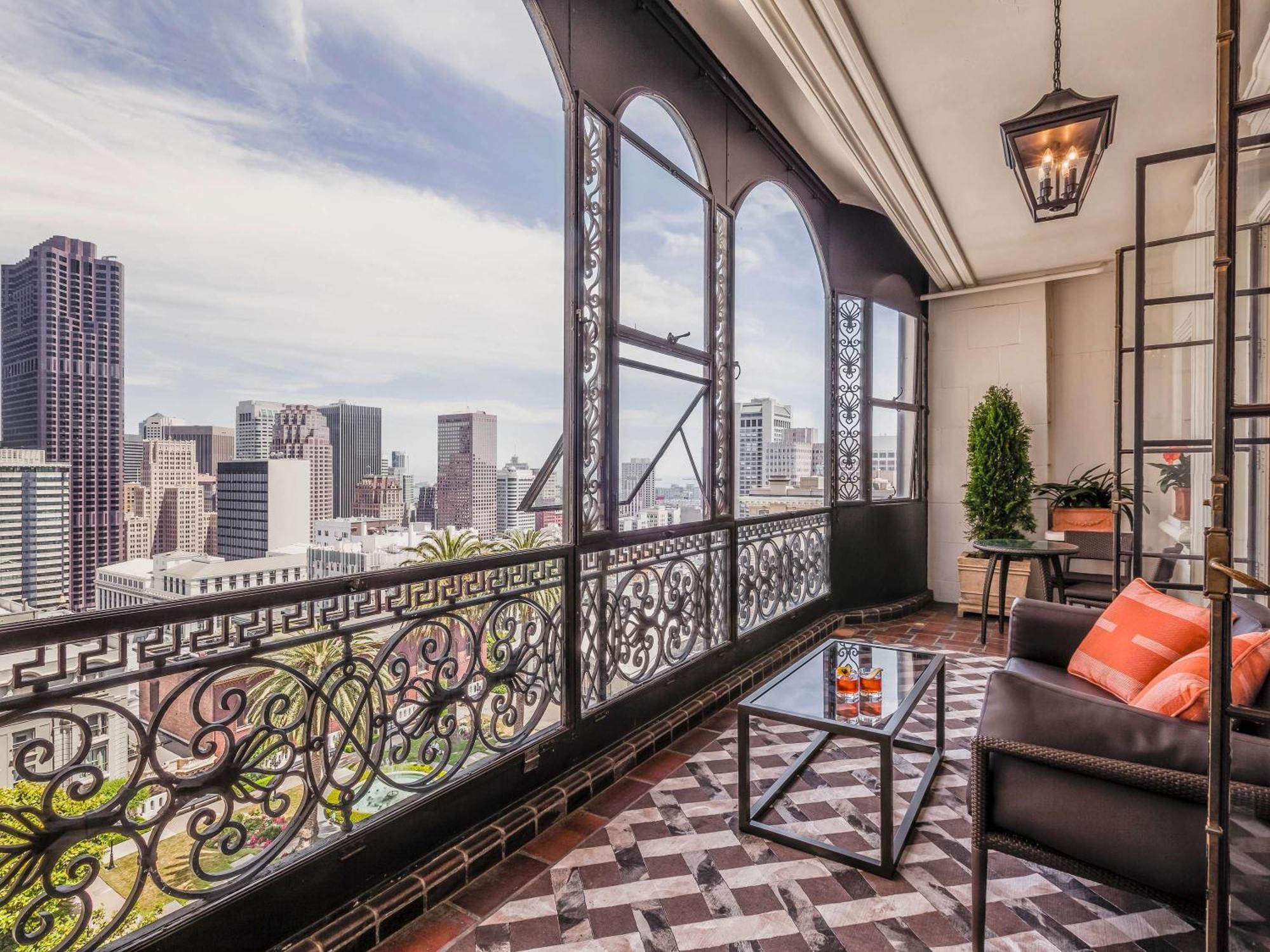 旧金山费尔蒙特酒店 外观 照片 A view of the balcony of a suite at the St. Regis San Francisco